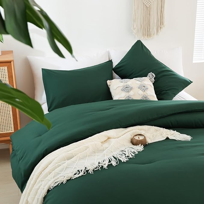 ROSGONIA Oversized Queen Comforter Emerald Green, 3pcs (1 Green Comforter & 2 Pillowcases) Lightweight Oversized Queen Comforter Sets Bedding Blanket Quilts