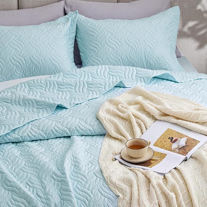 Love's cabin King Size Quilt Set Light Blue Bedspreads - Soft Bed Summer Lightweight Bedspread Comforter - Modern Style Wave Pattern Coverlet for All Season - 3 Pieces (1 Quilt, 2 Pillow Shams)