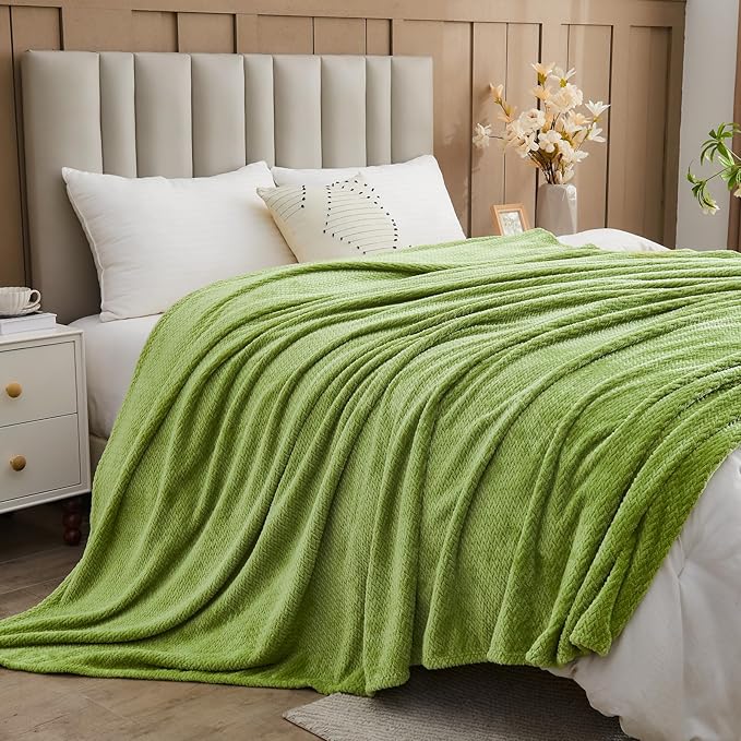 NEWCOSPLAY Super Soft King Blanket Green Premium Silky Flannel Fleece Leaves Pattern Lightweight Bed Blanket All Season Use (Green, King(90"x110"))