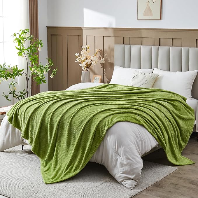 NEWCOSPLAY Super Soft Queen Blanket Green Premium Silky Flannel Fleece Leaves Pattern Lightweight Bed Blanket All Season Use (Green, Queen(90"x90"))