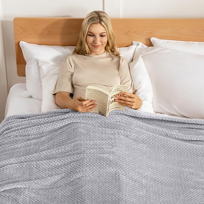 Exclusivo Mezcla Fleece Bed Blanket Twin Size, Super Soft and Warm Blankets for Couch, Sofa and Bed Waffle Textured, Cozy, Fuzzy and Lightweight (Light Grey, 90x66 Inches)
