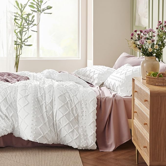 Bedsure Queen Comforter Set - Terracotta Comforter, Boho Tufted Shabby Chic Bedding for Kids, 3 Pieces Vintage Farmhouse Bed Set for All Seasons, Fluffy Soft Bedding with 2 Pillow Shams