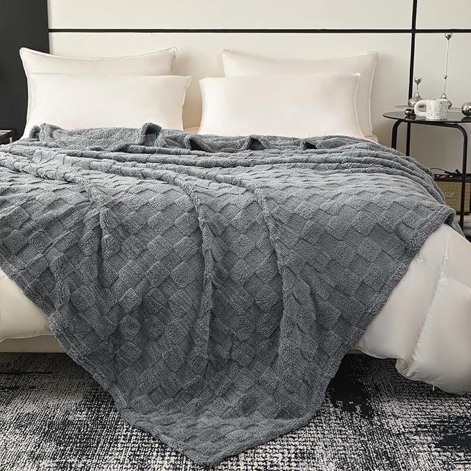 King Fleece Blanket for Couch - Super Soft Cozy Throw Blankets for Women,3D Checkered Striped Lightweight Blanket for Girls,All Seasons Flannel Blanket，Bed Home Decor，108x90 Inches