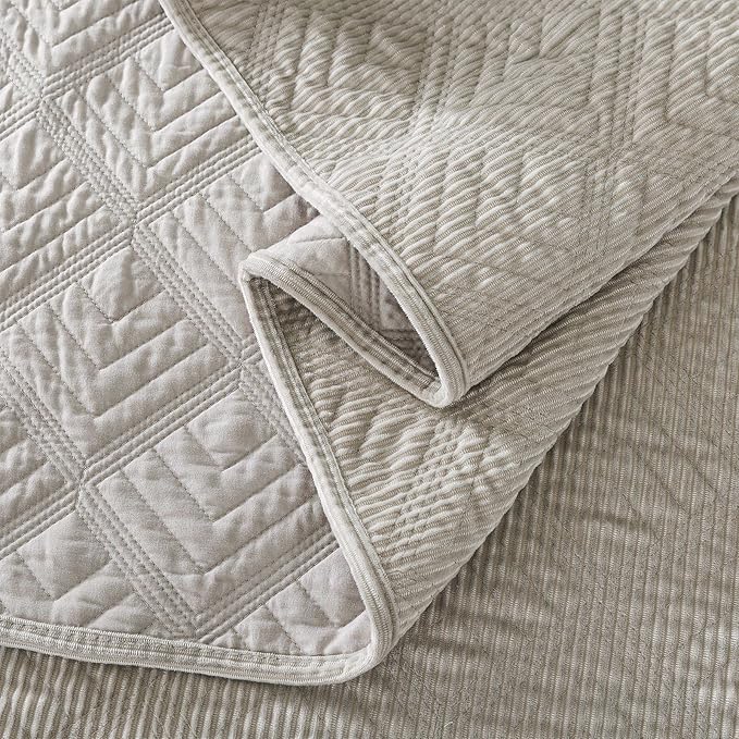 HoneiLife Bedspread Quilt Set Queen - 3 Piece Embroidered Corduroy Bedspreads Luxurious Coverlet Lightweight Bedcover Warm Bedding Set All Season Quilts-Greyish White, Queen Size