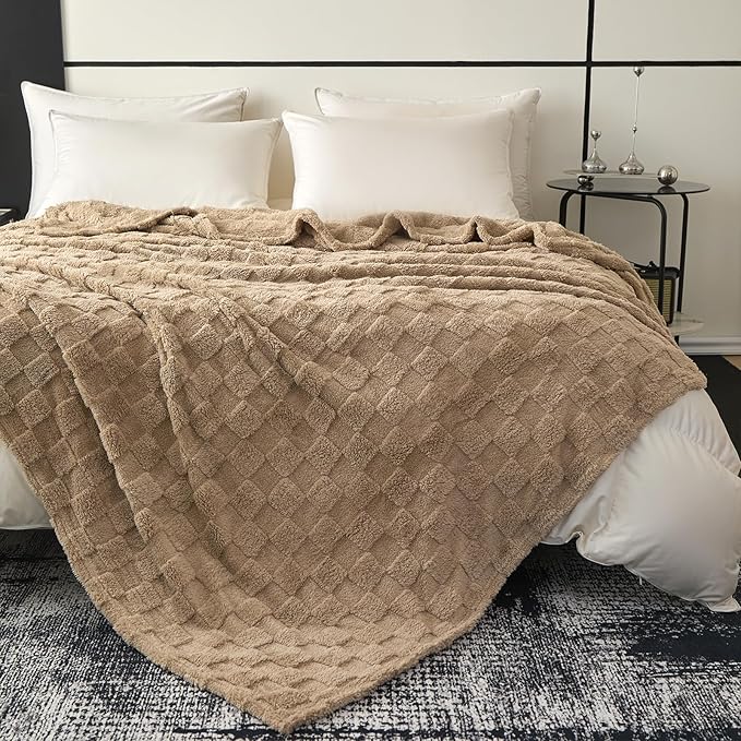 Queen Fleece Blanket for Couch - Super Soft Cozy Throw Blankets for Women,3D Checkered Striped Lightweight Blanket for Girls,All Seasons Flannel Blanket，Bed Home Decor，90x90 Inches