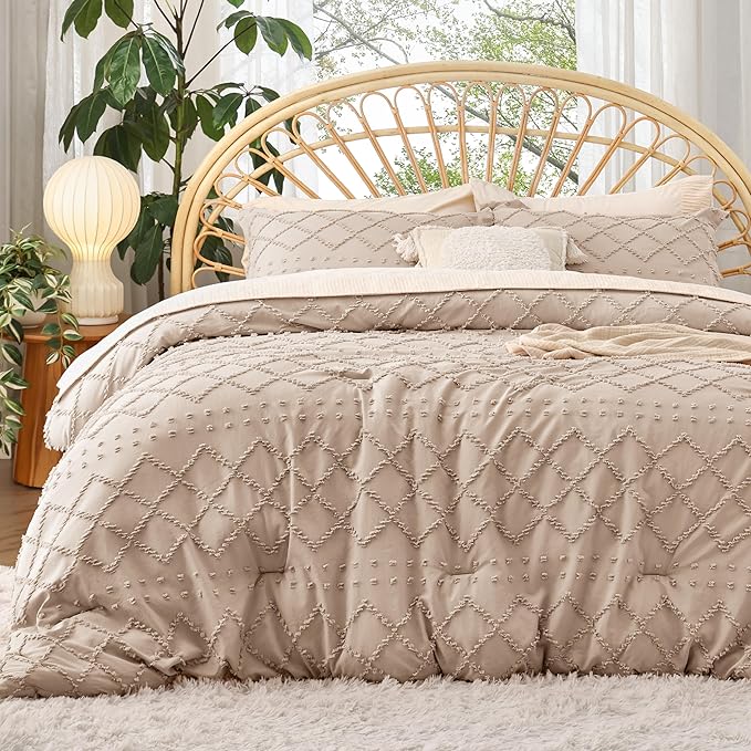 Bedsure Queen Comforter Set - Warm Tan Comforter, Boho Tufted Shabby Chic Bedding for Kids, 3 Pieces Vintage Farmhouse Bed Set for All Seasons, Fluffy Soft Bedding with 2 Pillow Shams